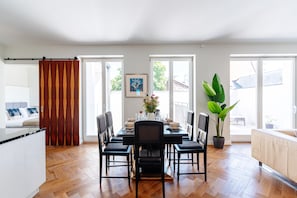Appartement Majestueux | Coin séjour | TV connectée de 32 pouces avec chaînes numériques