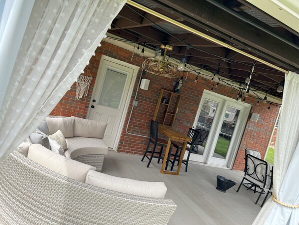 Outdoor dining - Cozy, private basement in quaint, Madison, IN with WiFi, fitness room, backporch (Madison)