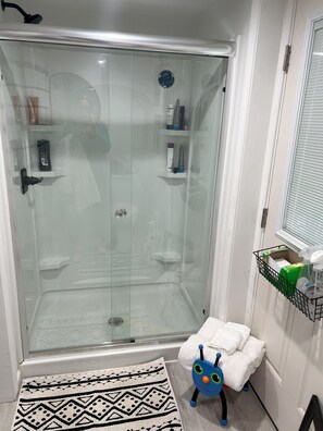 Dusche, Handtücher, Seife, Shampoo
