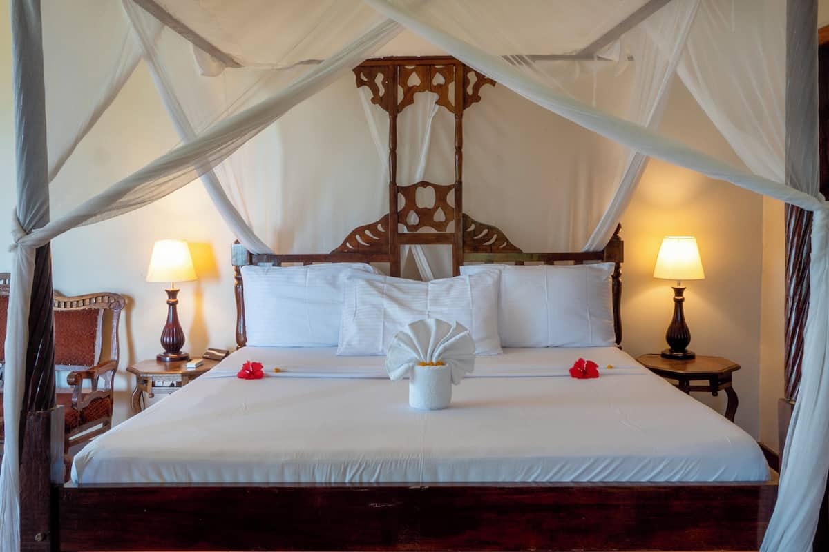 Caja fuerte y tabla de planchar con plancha