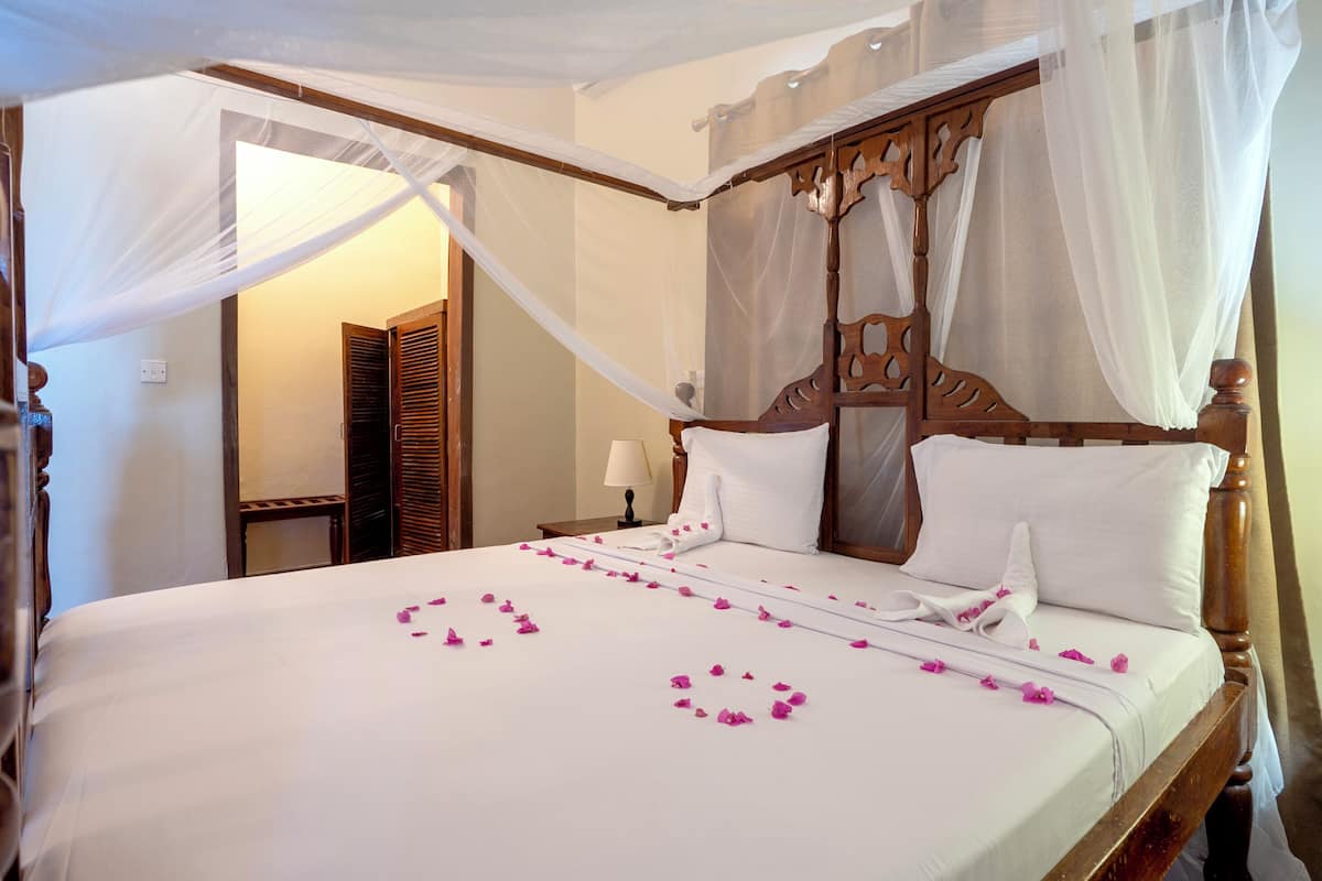 Quarto casal básico, vista para o mar | 1 quarto, cofres nos quartos, ferros/tábuas de passar roupa