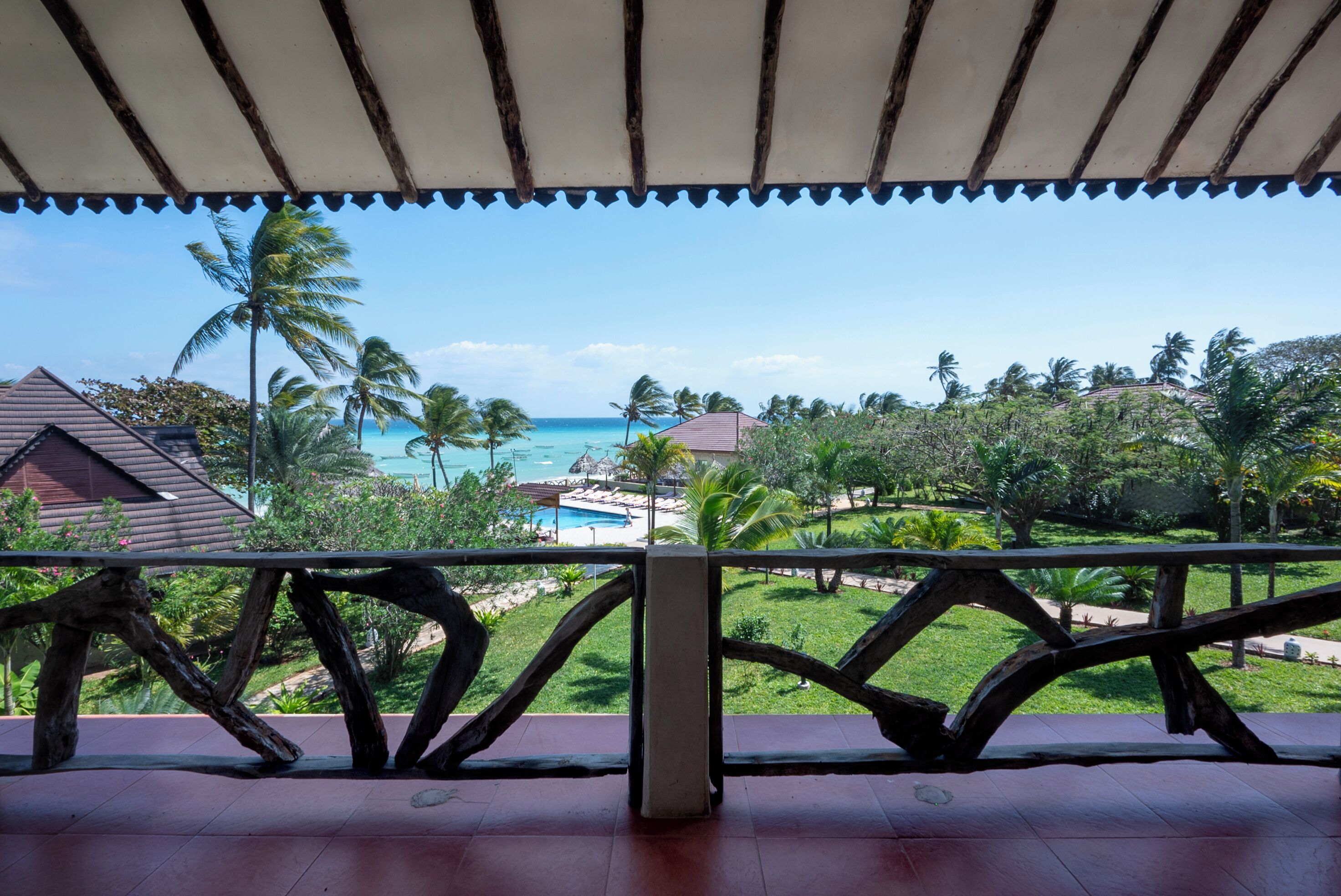 Värdeförvaringsskåp på rummet och strykjärn/strykbräda