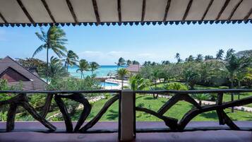 Värdeförvaringsskåp på rummet och strykjärn/strykbräda