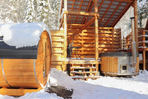 River/ wooden hottub Hobbit's cabin in the wood!