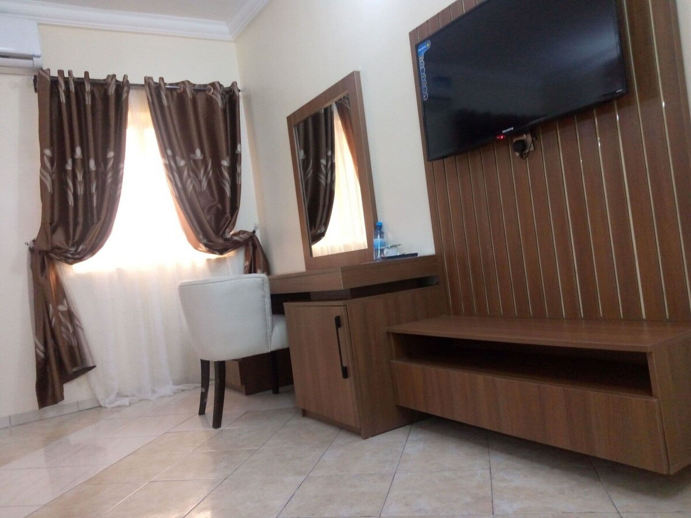 Room, 1 Bedroom, Accessible, Smoking | Room amenity