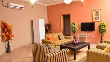 Room, 1 Bedroom, Accessible, Smoking | Living room
