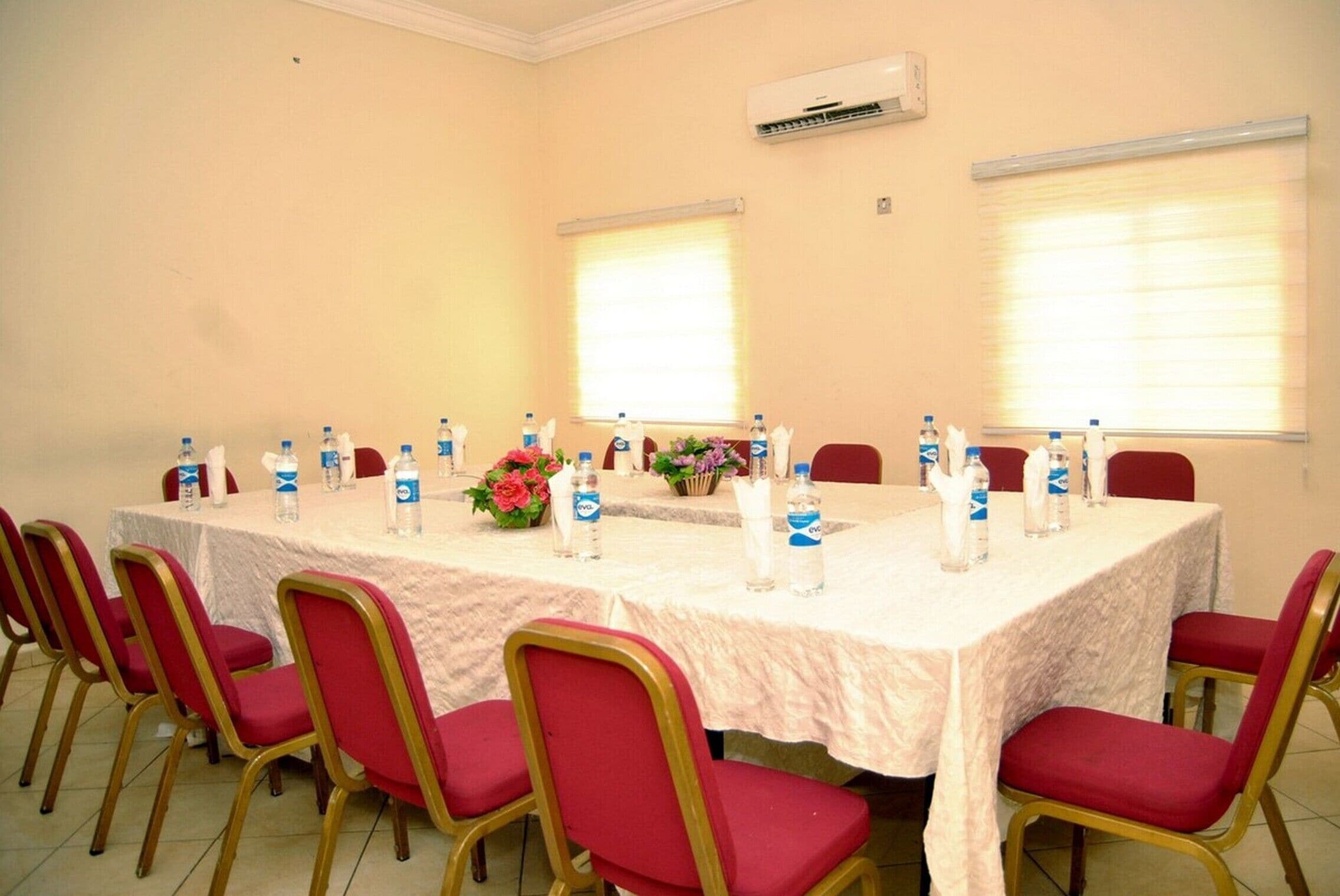 Room, 1 Bedroom, Accessible, Smoking | Dining room