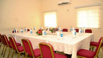 Room, 1 Bedroom, Accessible, Smoking | Dining room