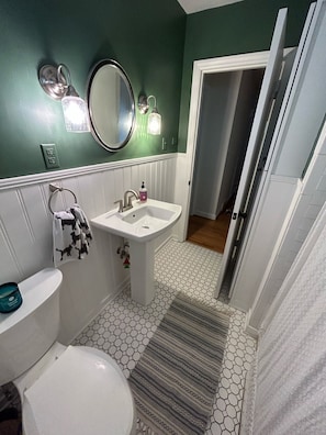 Dusche, Handtücher, Seife, Toilettenpapier