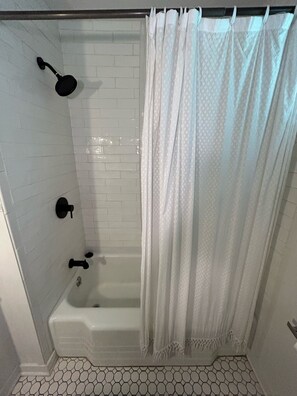 Douche, serviettes fournies, savon, papier toilette