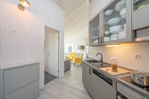 Fridge, microwave, oven, stovetop - Haus Strandläufer, 6 Sz, Meer-strandnähe , Sauna,whirlpool, Ruhig, Hunde Erlaubt (Schönhagen)
