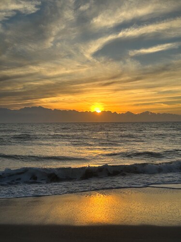 Ocean view, bldg is beachfront, located near restaurants, popular attractions.