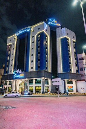 숙박 시설 정면 - 저녁/밤