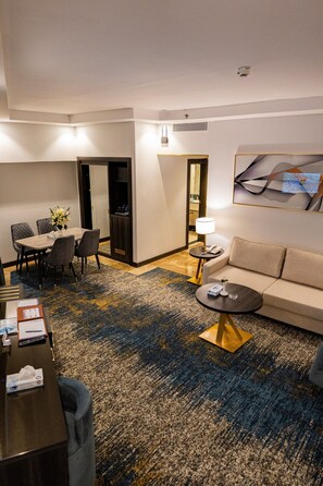 스위트 | 거실 공간 | 위성 채널 시청이 가능한 42인치 LED TV, 개봉 영화