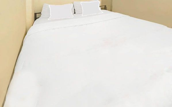 Bed sheets - Backpacker Homestay Cibubur by PEKOTEL (Bekasi)