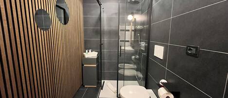 Douche, sĂšche-cheveux, bidet, serviettes fournies
