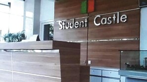 A reception desk with a sign reading "Student Castle". - Student Castel By PEKOTEL (Depok)