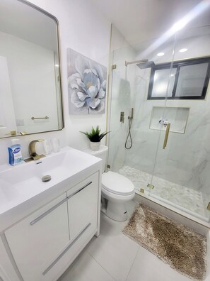 Shower, hair dryer, towels, soap - Nice and Cozy house at Anaheim  (Anaheim)