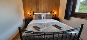 3 chambres, coffres-forts dans les chambres, fer et planche à repasser