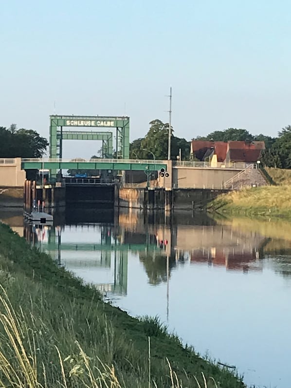 Een brug met een bord waarop