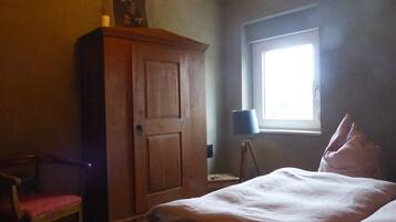 4 bedrooms, travel crib, free WiFi, bed sheets