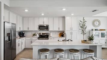 Réfrigérateur, micro-ondes, four, plaque de cuisson