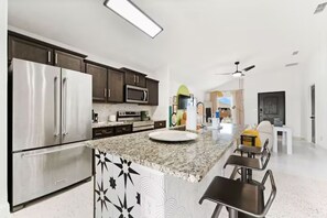 Kühlschrank, Mikrowelle, Herdplatte, Wasserkocher mit Kaffee-/Teezubehör