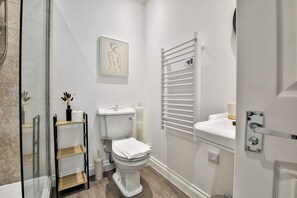 Premium Apartment, 2 Bedrooms | Bathroom | Shower, rainfall showerhead, hair dryer, towels - Spacious Apartments with Private Parking (Cardiff)