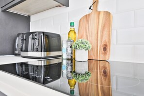 Premium Apartment | Private kitchen - Spacious Apartments with Private Parking (Cardiff)