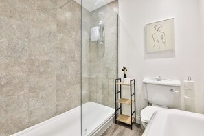 Premium appartement, 2 slaapkamers | Badkamer | Een douche, een regendouche, een haardroger, handdoeken