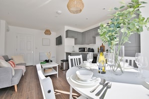 Apartamento premium, 2 quartos | Opções para refeição no quarto
