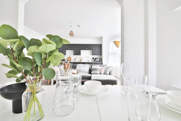 Premium Apartment | In-room dining - Spacious Apartments with Private Parking (Cardiff)