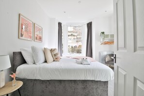 Premium Apartment, 2 Bedrooms | 3 bedrooms, desk, iron/ironing board, free WiFi - Spacious Apartments with Private Parking (Cardiff)