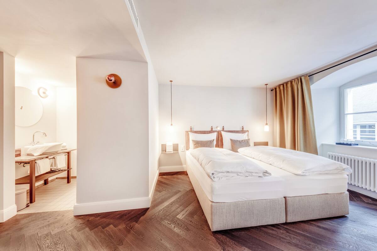 Hypo-allergenic bedding available, WiFi (free)