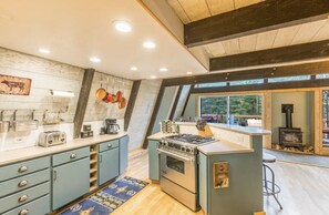 Kjøleskap, mikrobølgeovn, ovn og kokeplater