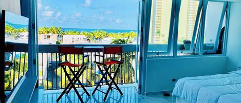 Tabla de planchar con plancha, wifi y ropa de cama