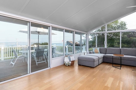 Smart TV. Private Steps to Bonnet Beach, AC, Linens/Towels Incl, Narragansett-Ocean views,