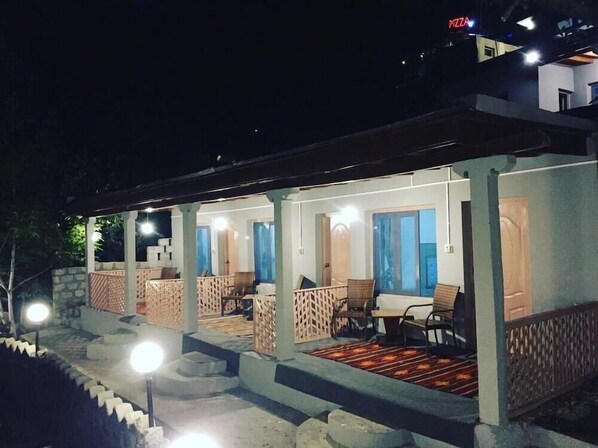 Balcony - Hunza Roof Hotel  (Karimabad)