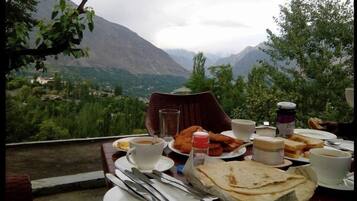 Free daily buffet breakfast