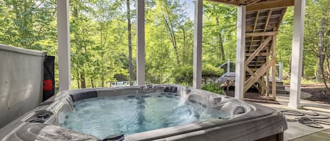 Outdoor spa tub