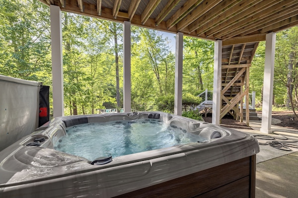Outdoor spa tub