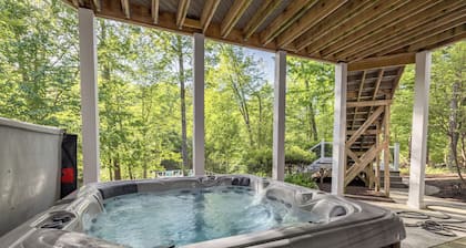 "Icing on the Lake" Hot Tub, Theater, Gym, Fire Pit, Lily pad, Pool table!