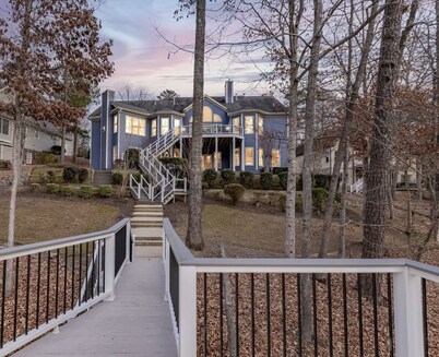 "Icing on the Lake" Theater, Gym,  Fire Pit, Lily pad, Pool table!