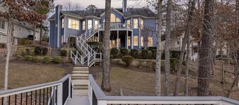 "Icing on the Lake" Theater, Gym, Fire Pit, Lily pad, Pool table!