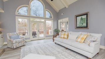 Smart-tv, eldstad, tv-spel och dvd-spelare