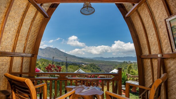 Eine Holterrasse mit Blick auf Berge und grüne Landschaft.