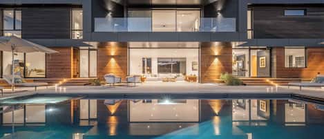 Piscina all'aperto, una piscina riscaldata