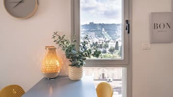 Apartemen, 2 kamar tidur, balkon | Makan di kamar