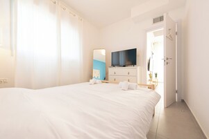 2 bedrooms, desk, soundproofing, free WiFi