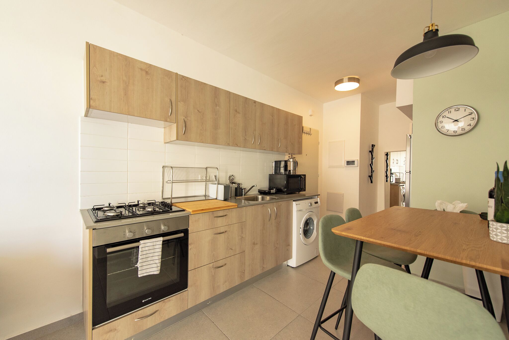 Apartamento, 2 quartos, sacada | Cozinha privada | Geladeira, micro-ondas, fogão, cooktop
